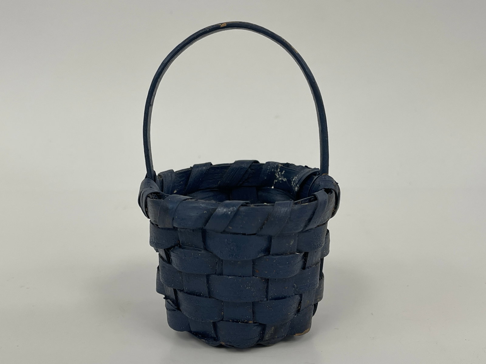 BLUE MINIATURE BASKET: BLUE MINIATURE BASKET FROM MAINE MID 19TH C ASH DRY ORIGINAL VIBRANT BLUE PAINT