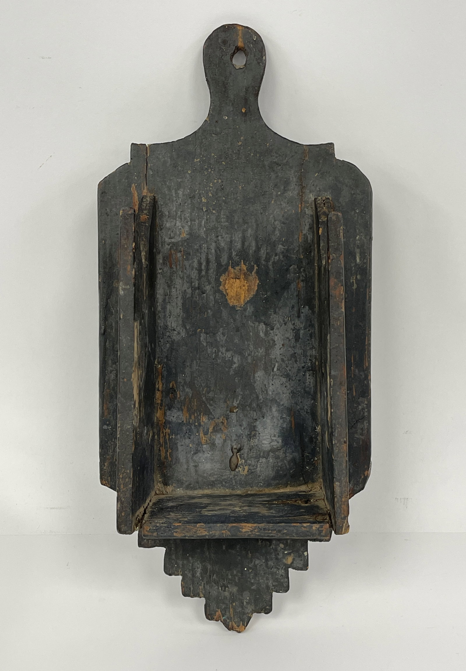 19TH C SCONCE SHELF PINE: 19TH C SCONCE SHELF PINE DRY ORIGINAL GRUNGY PAINT , THIN STOCK CONSTRUCTION, BEAUTIFULLY SCROLLED AND SHAPED PIERCED BACKPLATE AND SHELF WELL