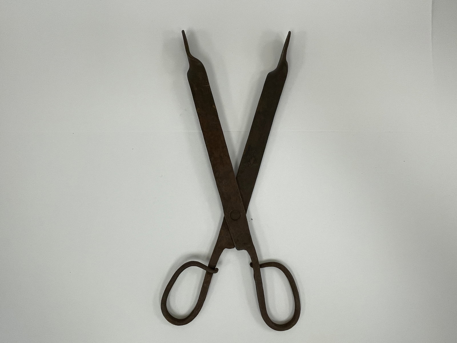PAIR OF VERY EARLY 1700-ISH FORGED IRON HEARTH TONGS FOR COALS: PAIR OF VERY EARLY 1700-ISH FORGED IRON HEARTH TONGS FOR COALS