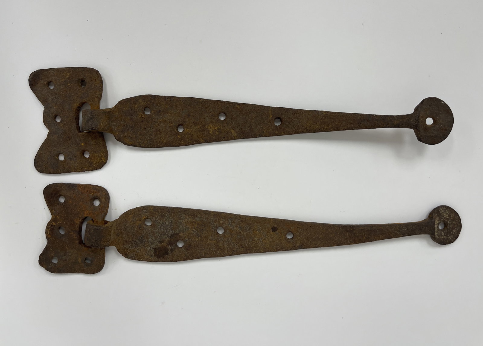 PAIR OF ASTOUNDING C. 1650 AMERICAN BUTTERFLY & BAR DOOR HINGES (1 of 2)
