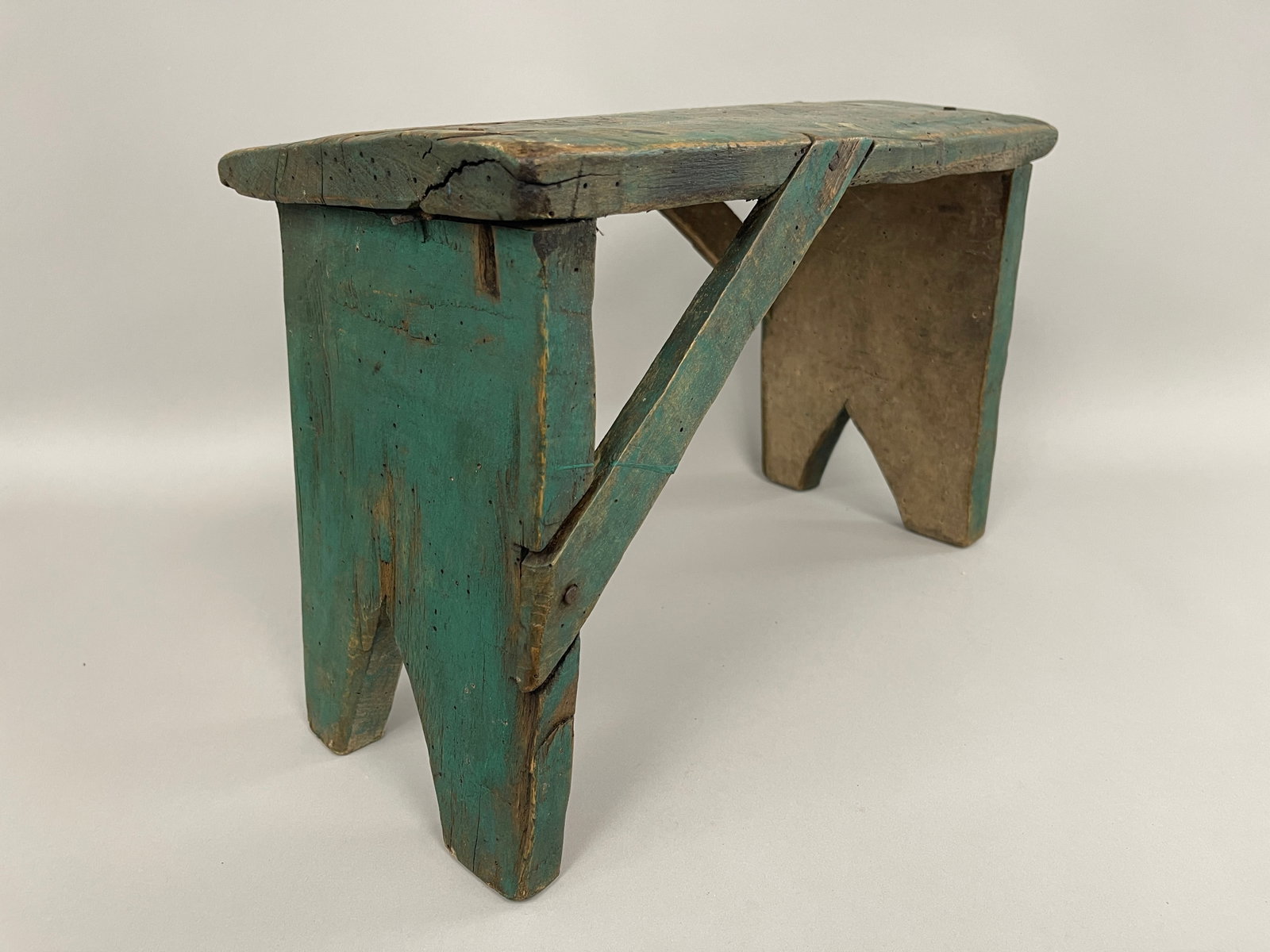 GREEN PAINTED MILKING STOOL: GREEN PAINTED MILKING STOOL