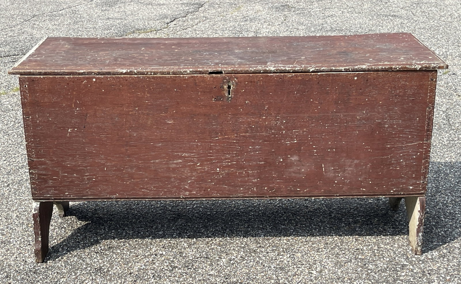 RARE 17TH C PLYMOUTH MA LIFT TOP BLANKET CHEST IN ORIGINAL PAINT: RARE 17TH C PLYMOUTH MA LIFT TOP BLANKET CHEST IN ORIGINAL PAINT , CHIP CARVED