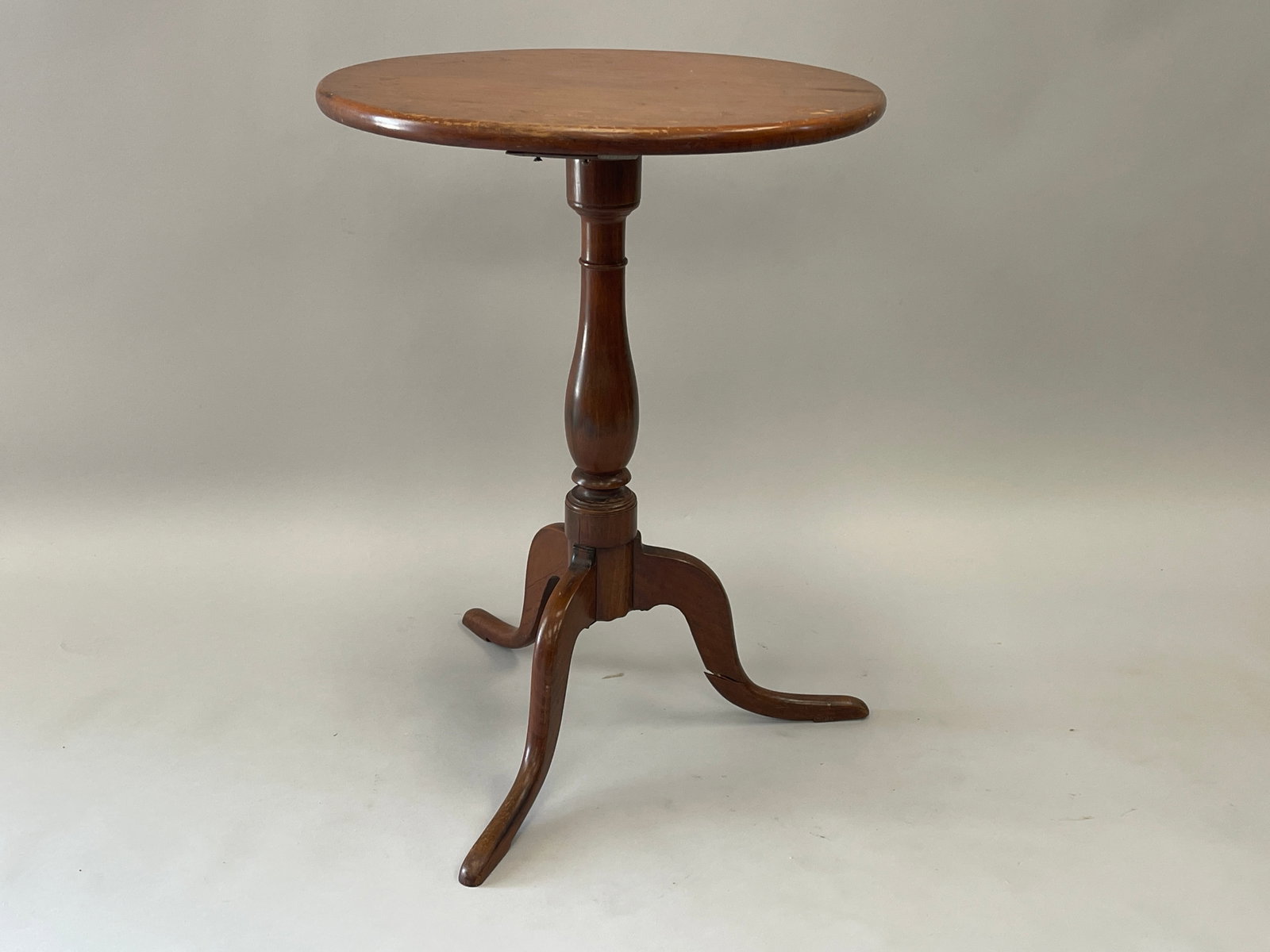18TH C QA CANDLE STAND IN CHERRY ROUND TOP CABRIOLE LEGS C.1760 (1 of 4)