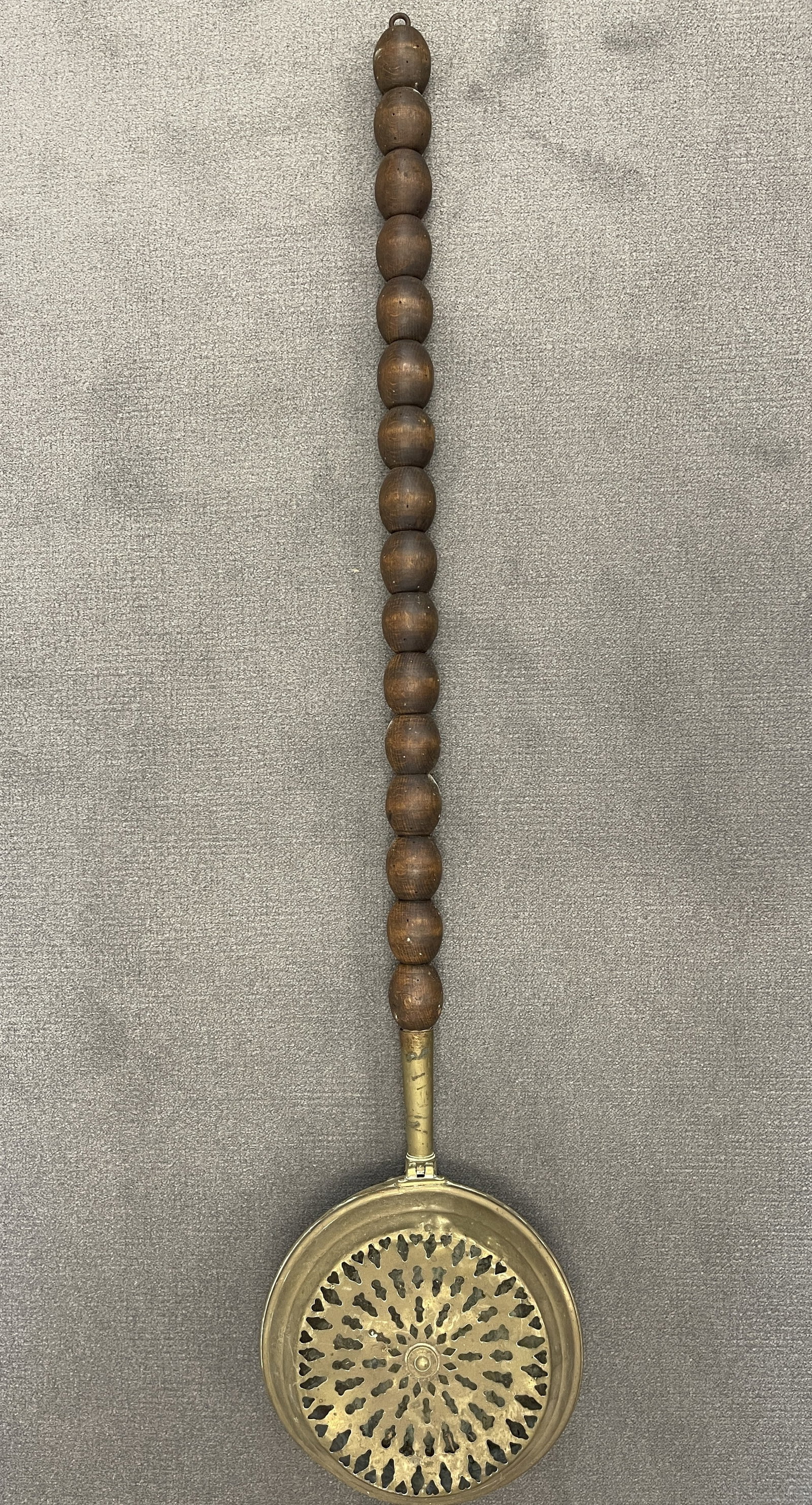UNUSUAL EARLY BRASS BOBBIN-TURNED POPCORN OR CHESTNUT ROASTER (1 of 3)