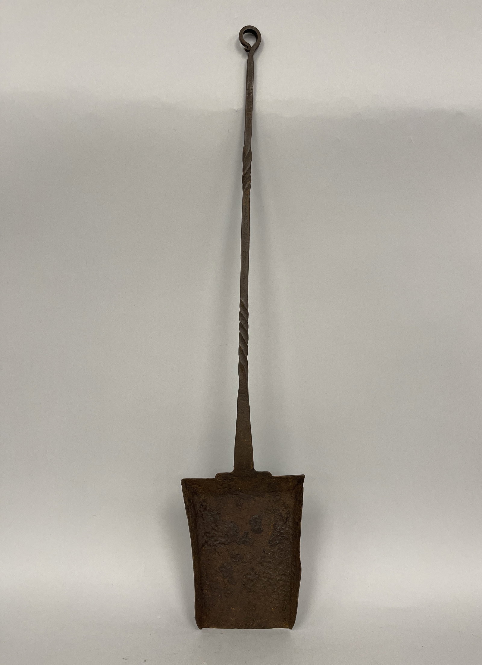 EARLY IRON BLACKSMITH FORGED IRON FIREPLACE SHOVEL W/ UNUSUAL HANDLE: EARLY IRON BLACKSMITH FORGED IRON FIREPLACE SHOVEL W/ UNUSUAL HANDLE