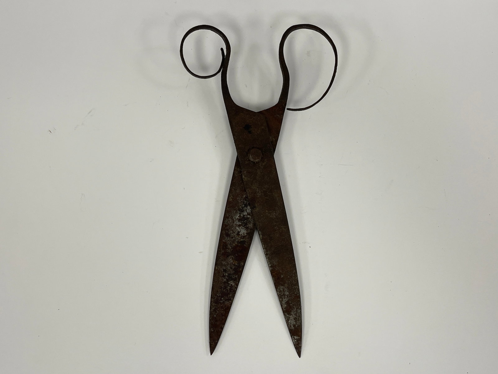 PAIR OF 17THC FORGED IRON SCISSORS W/ DECORATIVE BLACKSMITHED HANDLES (1 of 2)