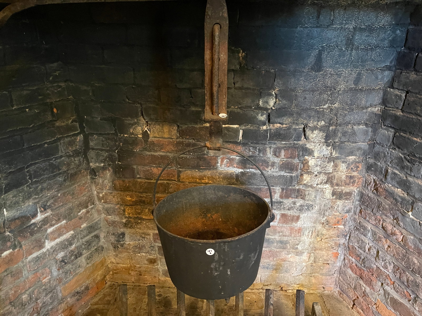 IRON POT & TRAMMEL: IRON POT 11" X 8" & TRAMMEL 12" CLOSED 19" OPEN