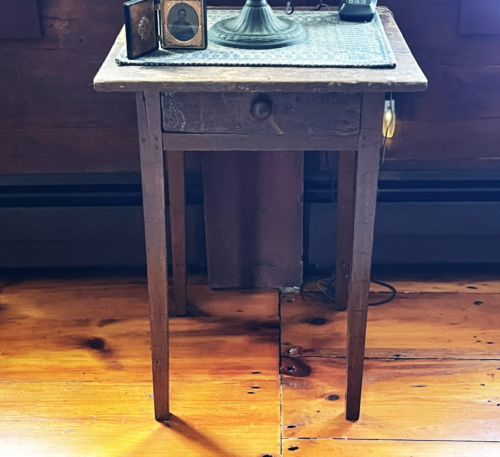 ONE DRAWER STAND (1 of 2)