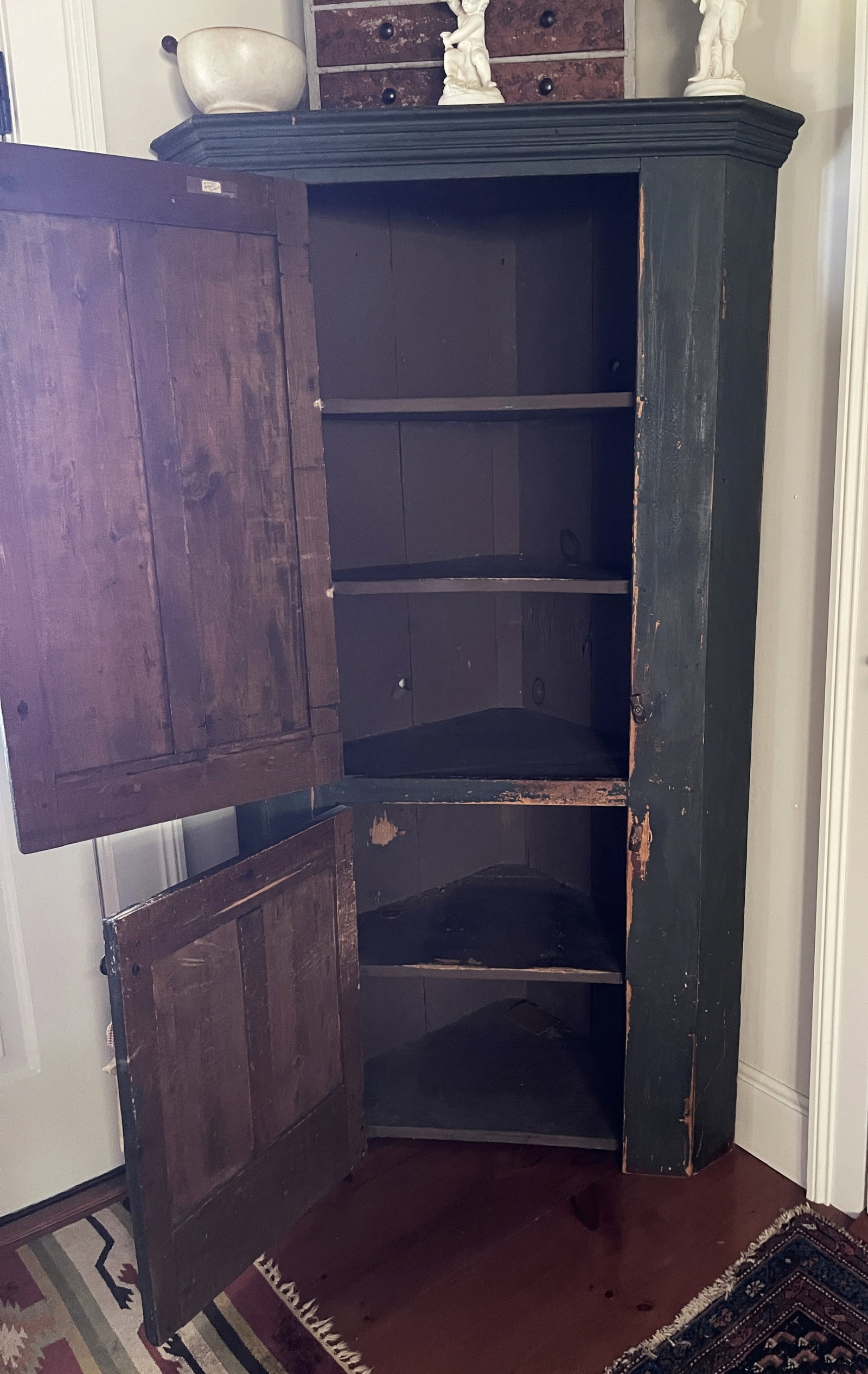 PAINTED TWO DOOR CORNER CUPBOARD - 3