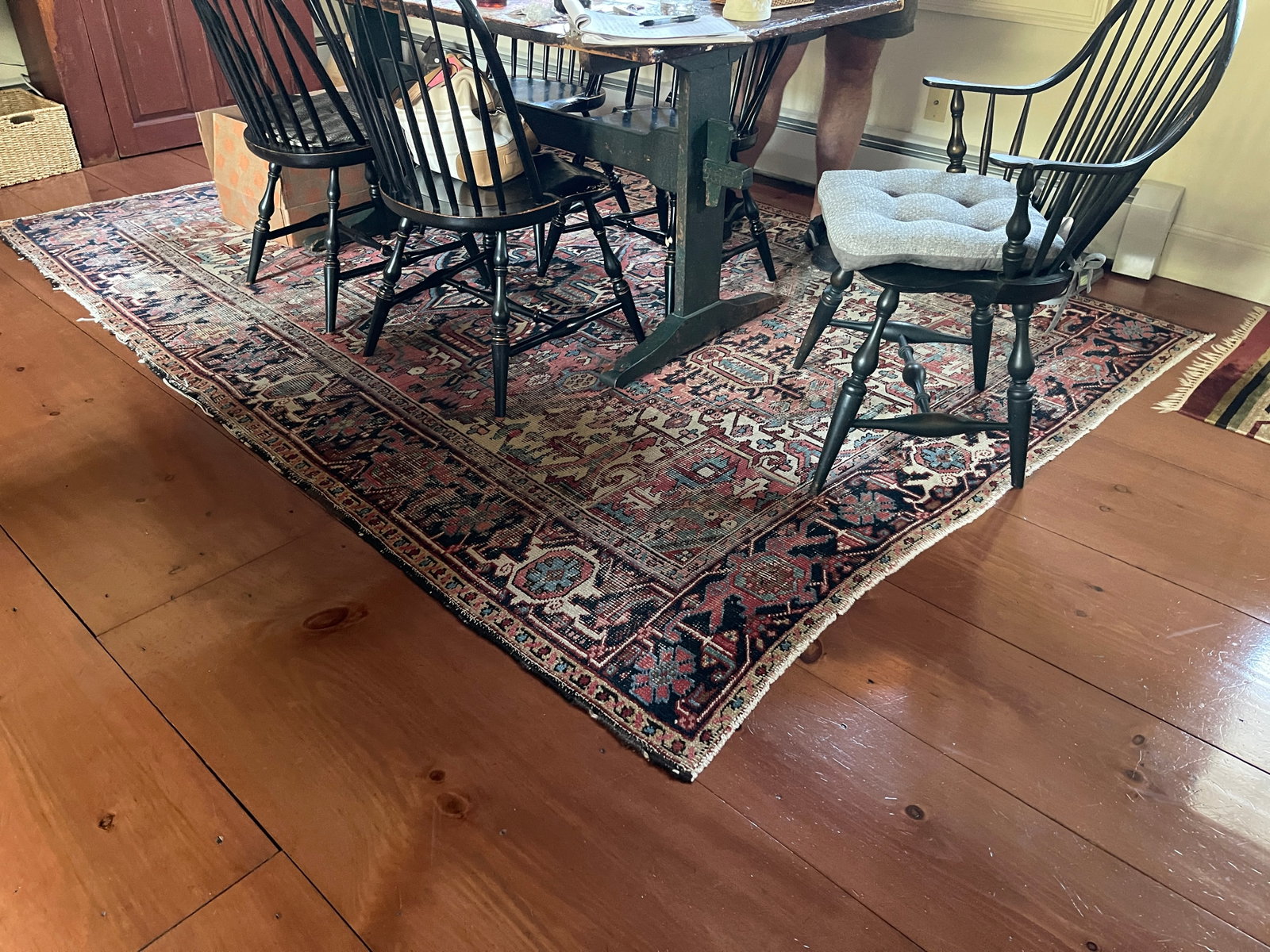 LARGE ANTIQUE ORIENTAL RUG: LARGE ANTIQUE ORIENTAL RUG 113" X 80"
