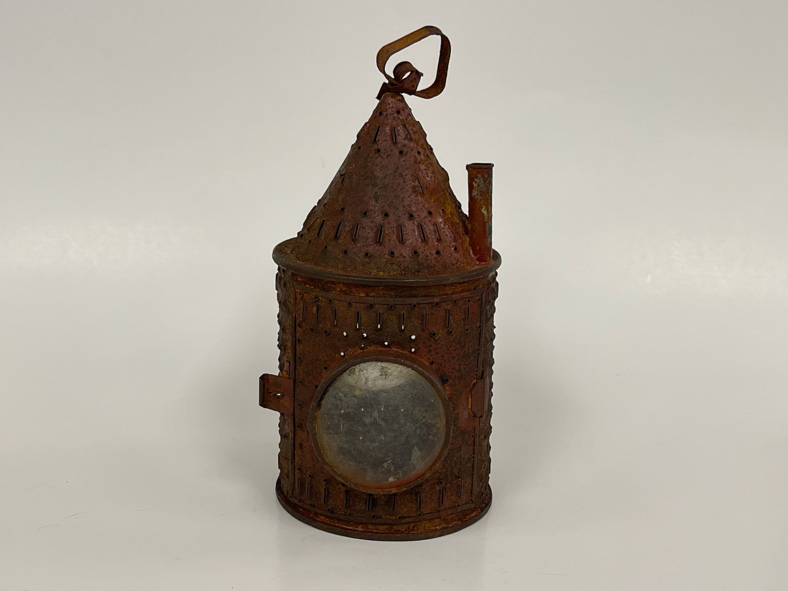 SMALL REVERE STYLE RED LANTERN: SMALL REVERE STYLE RED LANTERN WITH DOUBLE BULLSEYE PORTS