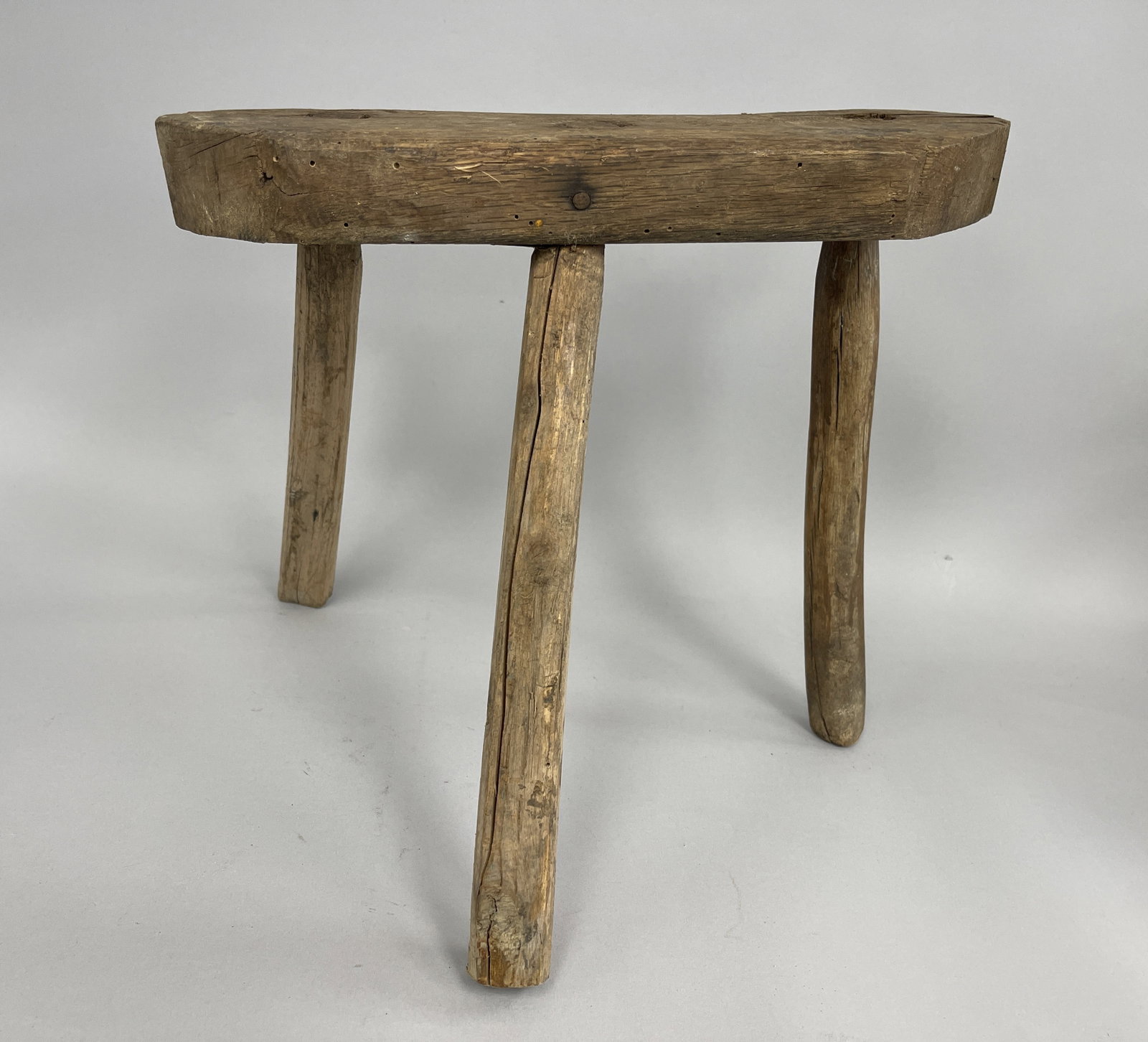 UNPAINTED MILKING STOOL IN OLD PATINA: UNPAINTED MILKING STOOL IN OLD PATINA
