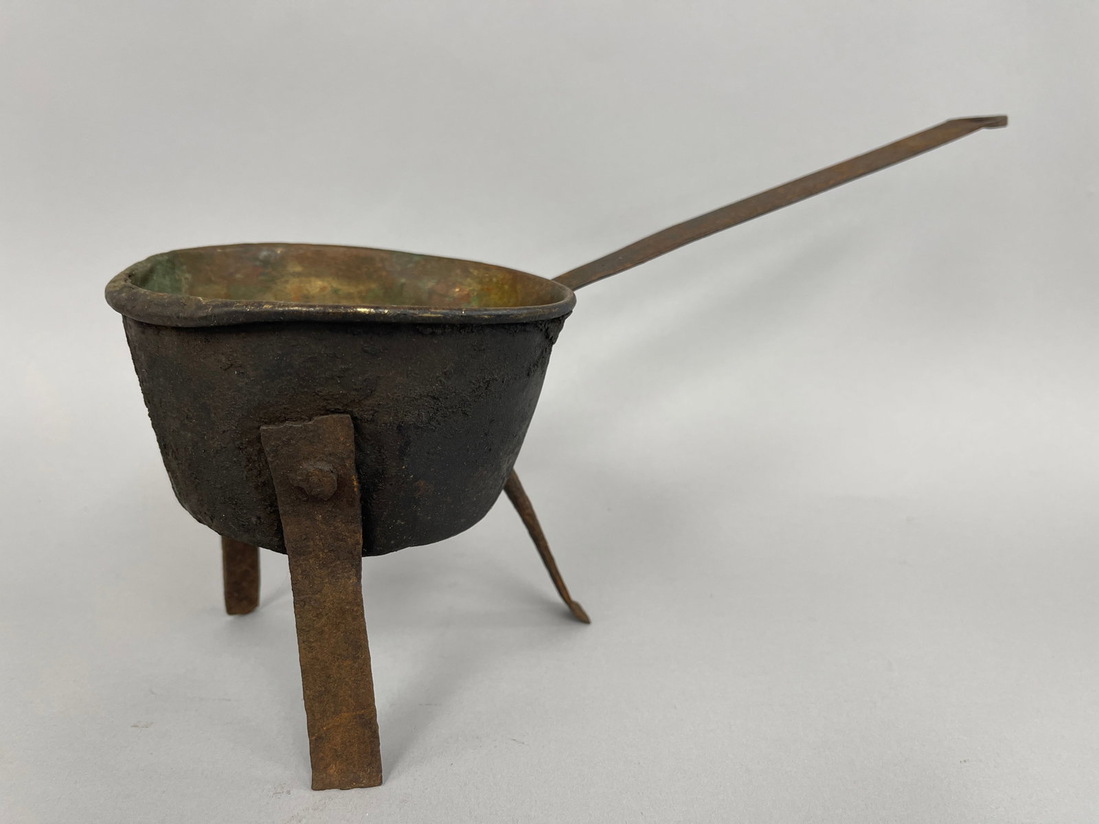 PERIOD SHEET BRASS POSNIT W/BLACKSMITHED HANDLE & FEET: PERIOD SHEET BRASS POSNIT W/BLACKSMITHED HANDLE & FEET