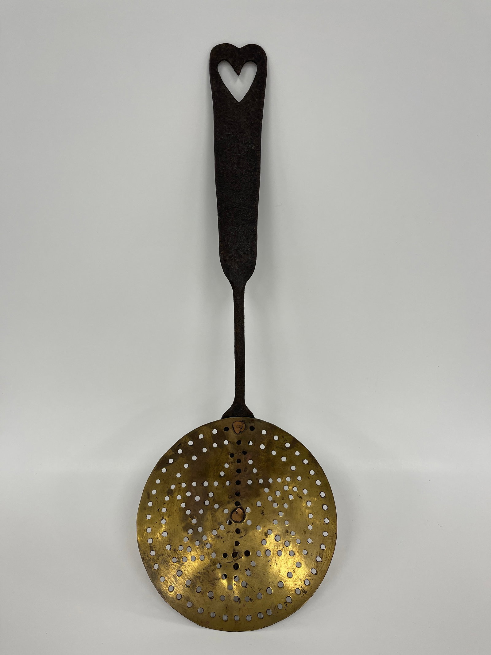 EARLY 19THC BRASS STRAINER W/ FORGED IRON HANDLE & HEART SHAPED HANGING APERTURE (1 of 4)