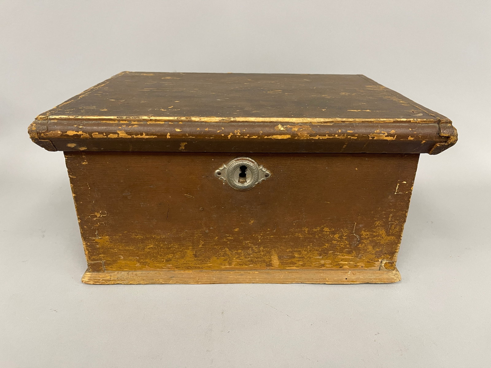 BROWN PAINTED DOVETAILED VALUABLES BOX: BROWN PAINTED DOVETAILED VALUABLES BOX