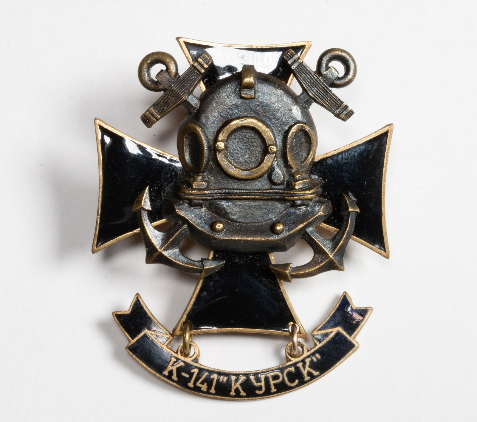 Russian Kursk Submarine Rescue Divers Memorial Medal: A Russian medallion or medal commemorating the Rescue Divers who worked at the disaster rescue mission of the Nuclear Submarine Kursk K-141. Depicting a Divers Helmet and anchors with a black