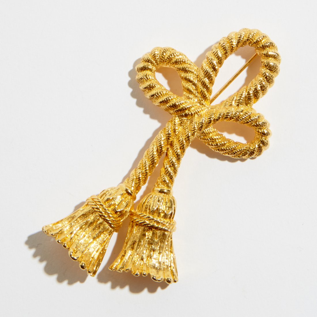 GIVENCHY Brooch in yellow metal.: 9 cm long.