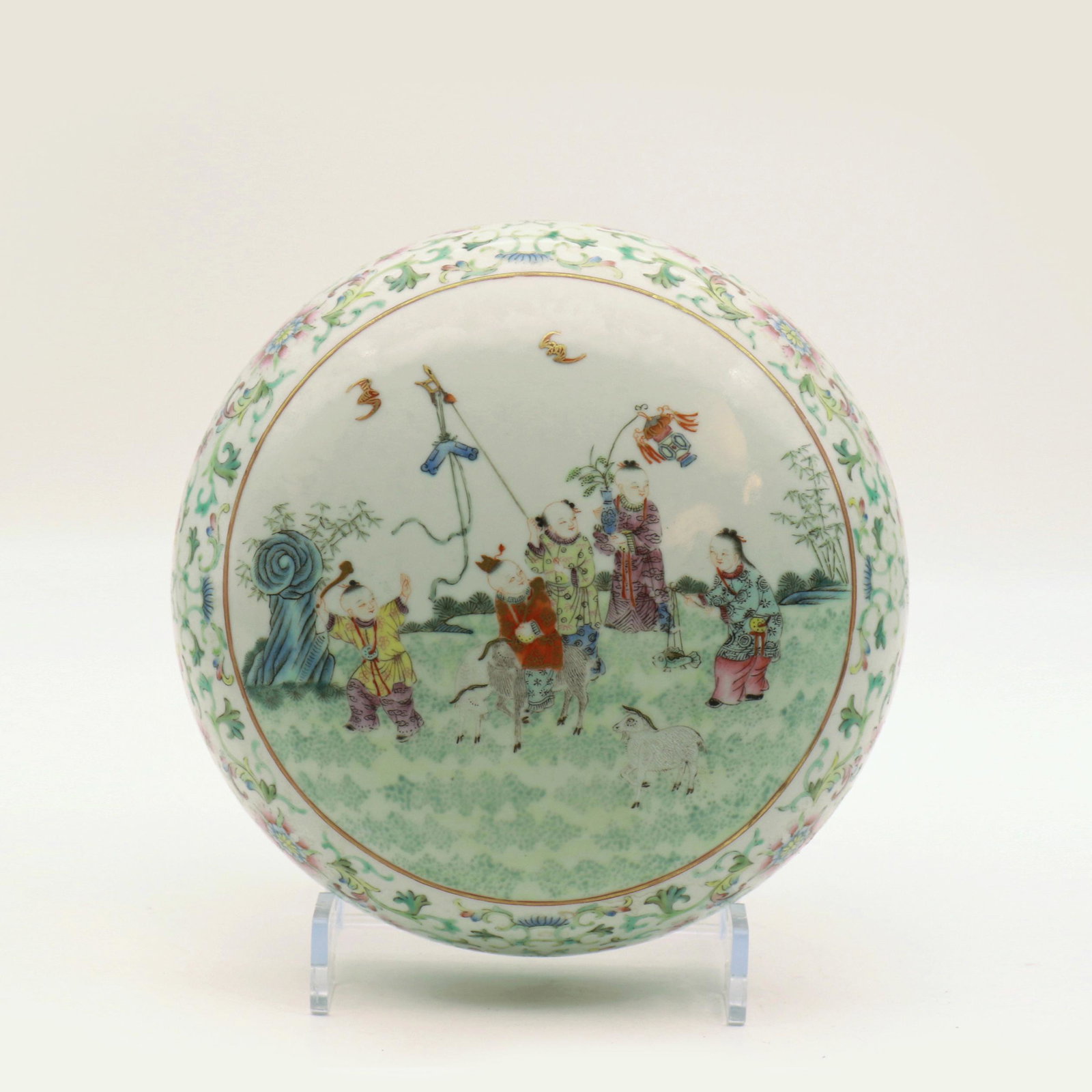 A Chinese Famille Rose Porcelain Box With Cover (1 of 7)
