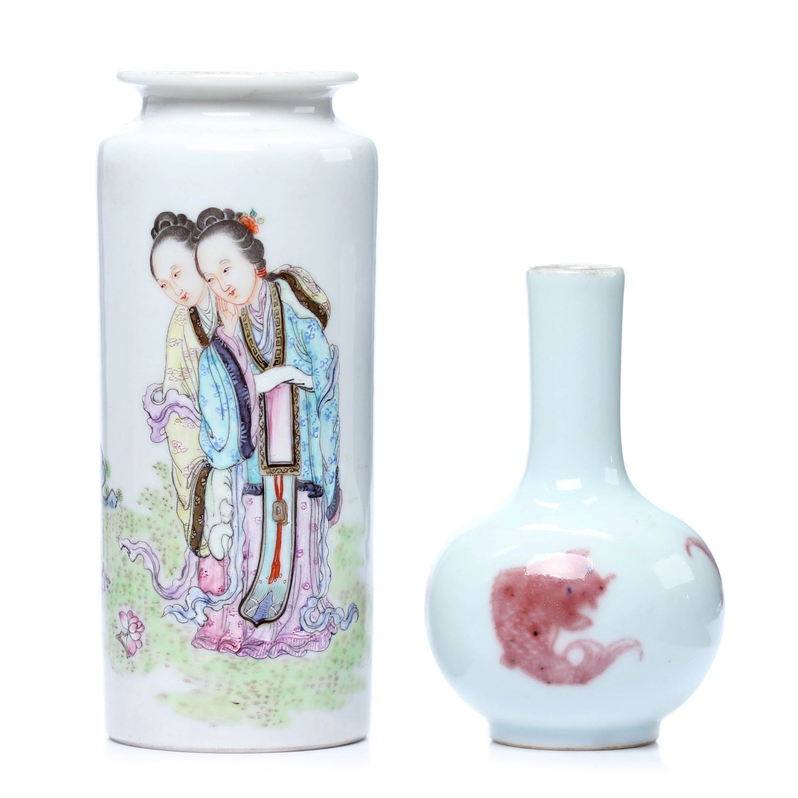 Two Chinese Famille Rose Porcelain Vases: H 14,5 resp 10,5 cm.