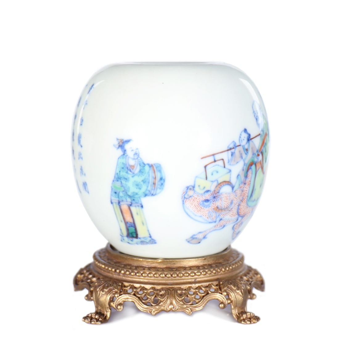 Chinese 'Dou Cai' Porcelain Water Drop With Stand: D 7.5 cm, H 7 cm, 9.5 cm including stand.