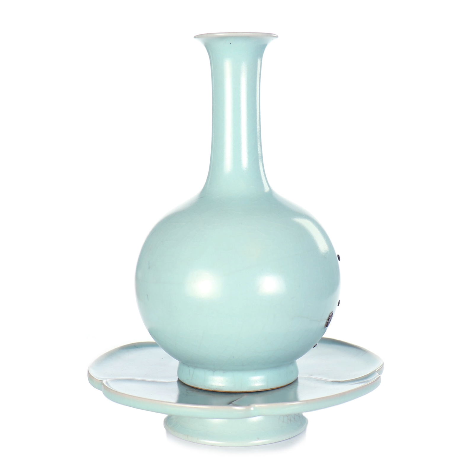 A Set Of Chinese Crackle Celdon Glazed Porcelain Vase With Tray: Vase height 20 cm, tray d 17.5 cm, h 3.5 cm.