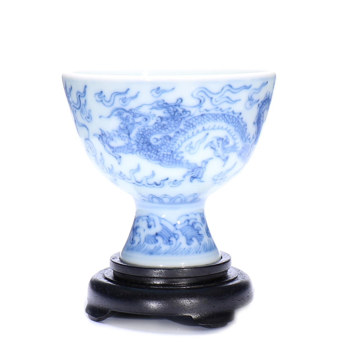 A Pair Of Chinese Famille-Rose Porcelain Wine Cups: H 5 cm, D 5.5 cm