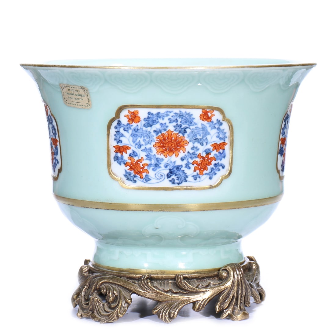 A Chinese Famille-Rose Porcelain Bowl With Stand: H 13.5 cm, D 19.5 cm, height including accessories 16.5 cm.