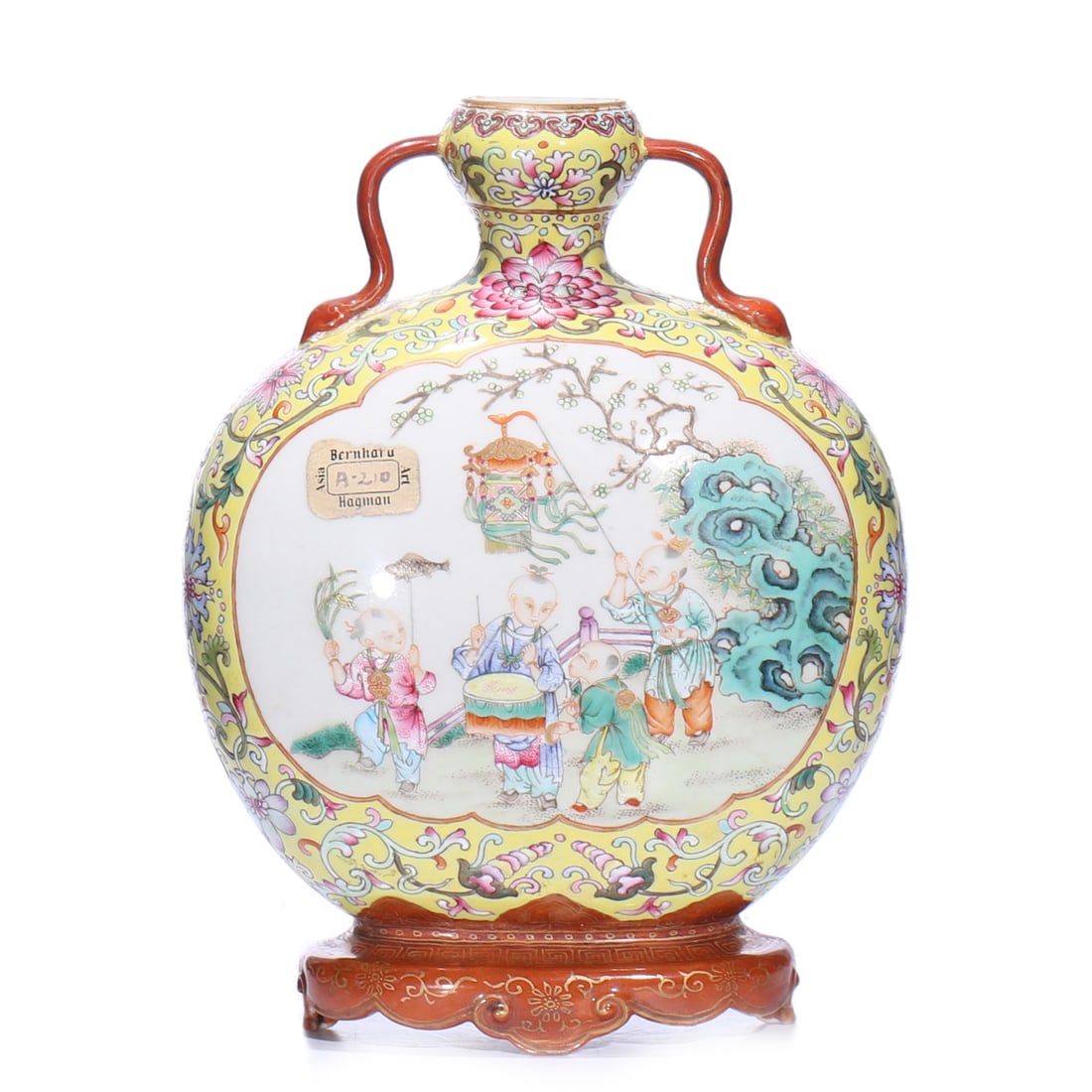 A Chinese Famille-Rose Porcelain Wall Vase: H 20 cm W 15 cm