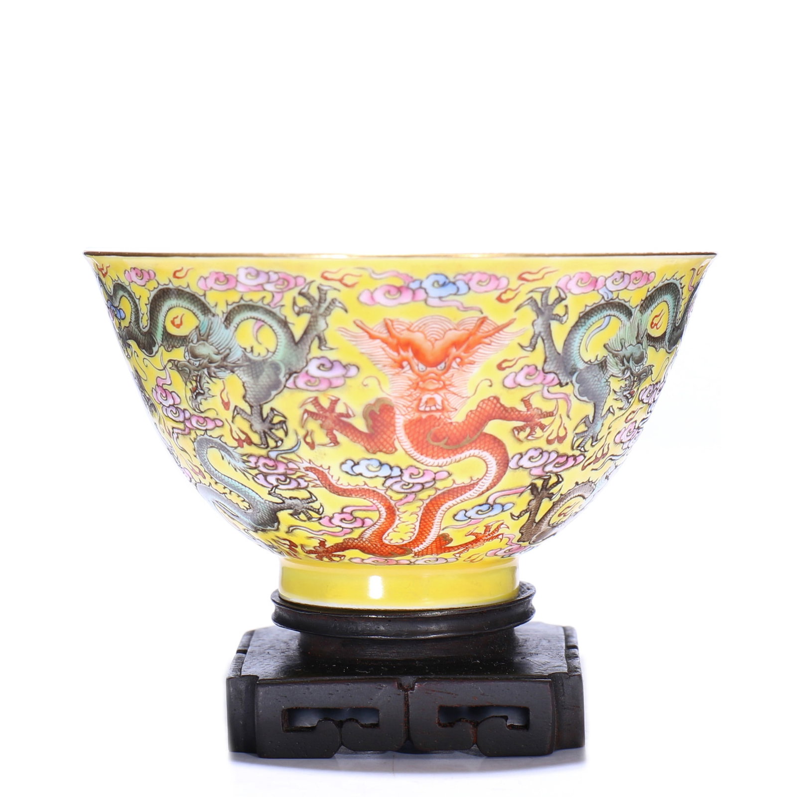 A Chinese Enamel Porcelain Cup With Stand: H 4.5 cm, D 7.5 cm, height including accessories 6 cm.