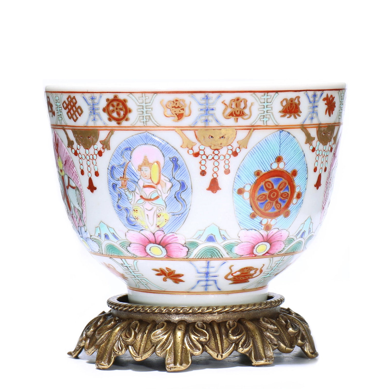 A Chinese Famille-Rose Porcelain Tea Cup With Stand: H 7 cm, D 9.5 cm, height including accessories 8.5 cm.