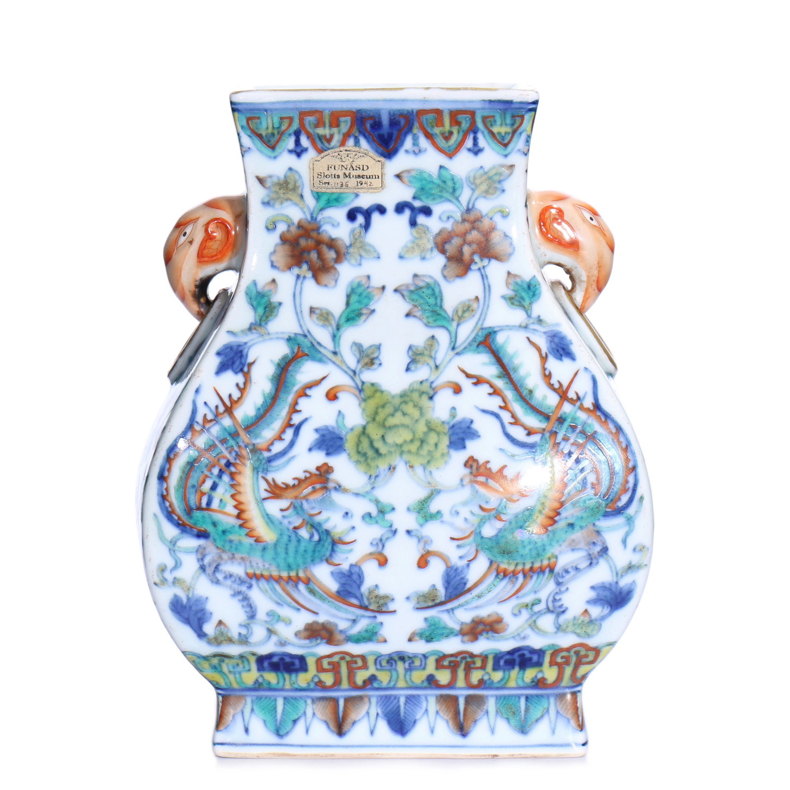 A Chinese Dou Cai Porcelain Vase: H 16.5 cm