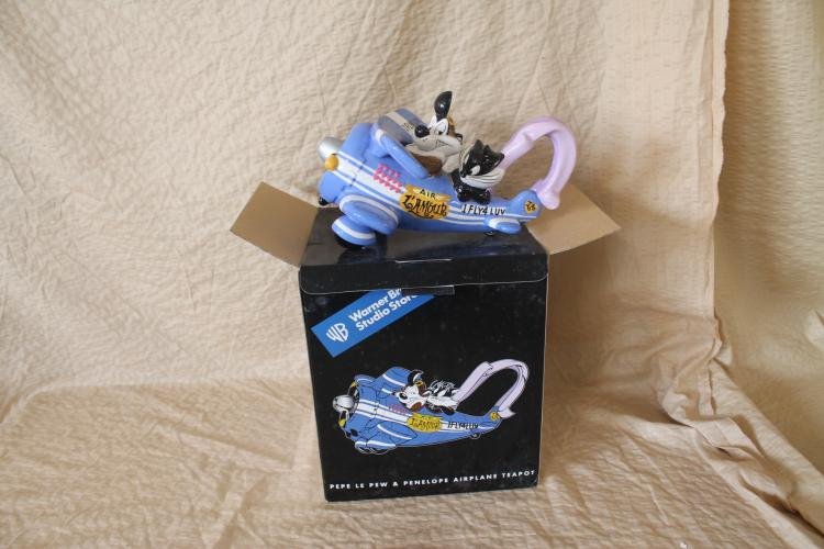 Pepe le Pew & Penelope airplane teapot: Porcelain teapot airplane. Pepe le Pew.
