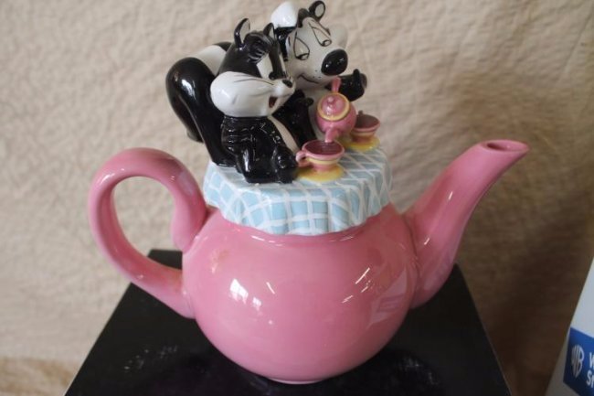 Pepe le Pew Teapot: Dinner teapot.