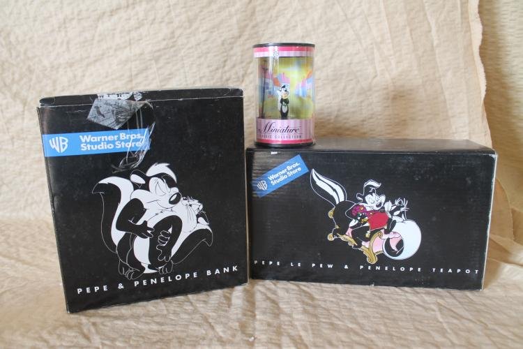 Pepe le Pew lot: Pepe bank teapot, and ornament