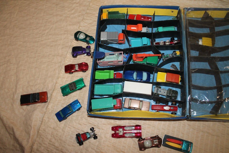 Huge lot of vintage hot wheels cars: Hot wheels collector's case full of cars with many redlines