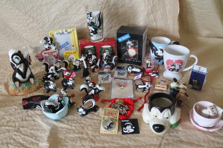 Large Pepe le Pew knick knack lot: Cups, clocks, frames, notepads. See pictures for more.