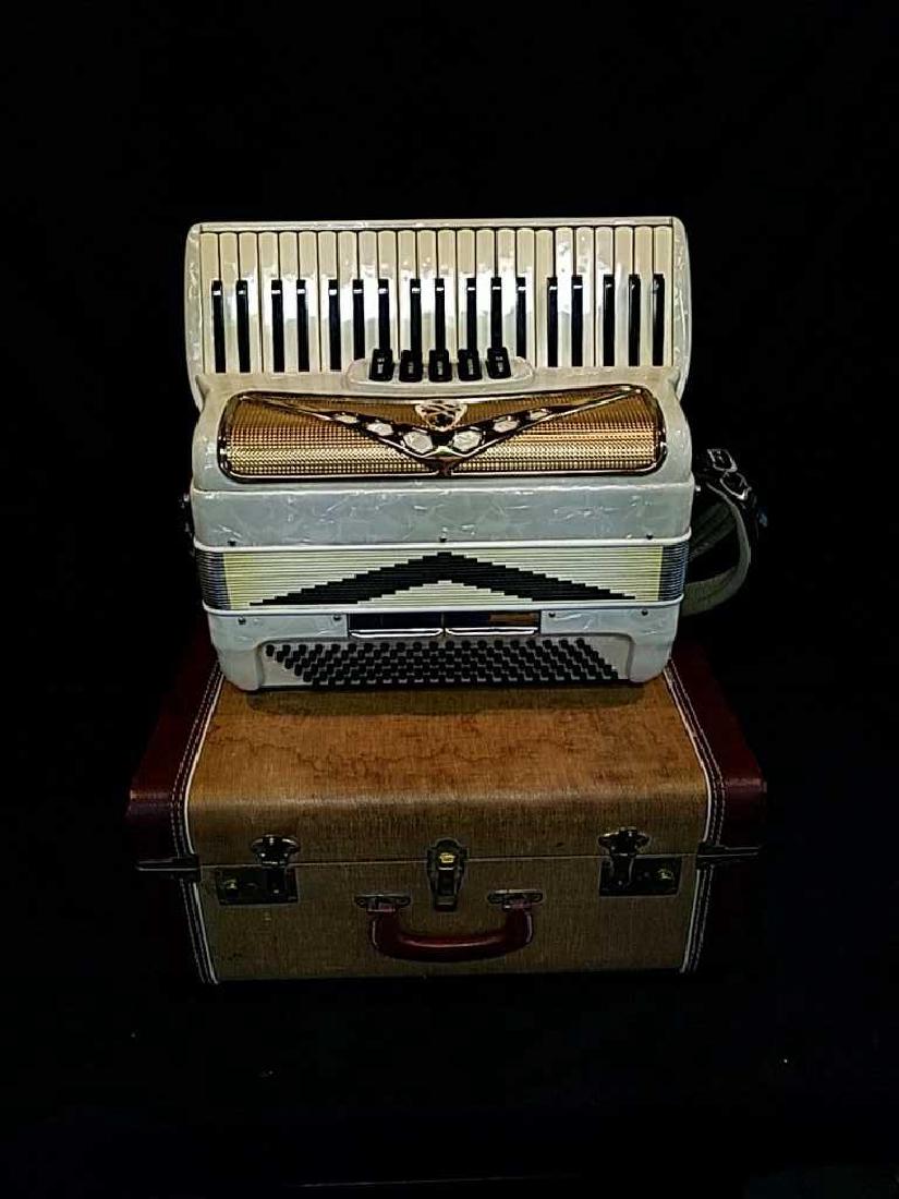 Vintage Accordion with 5 treble buttons (1 of 8)