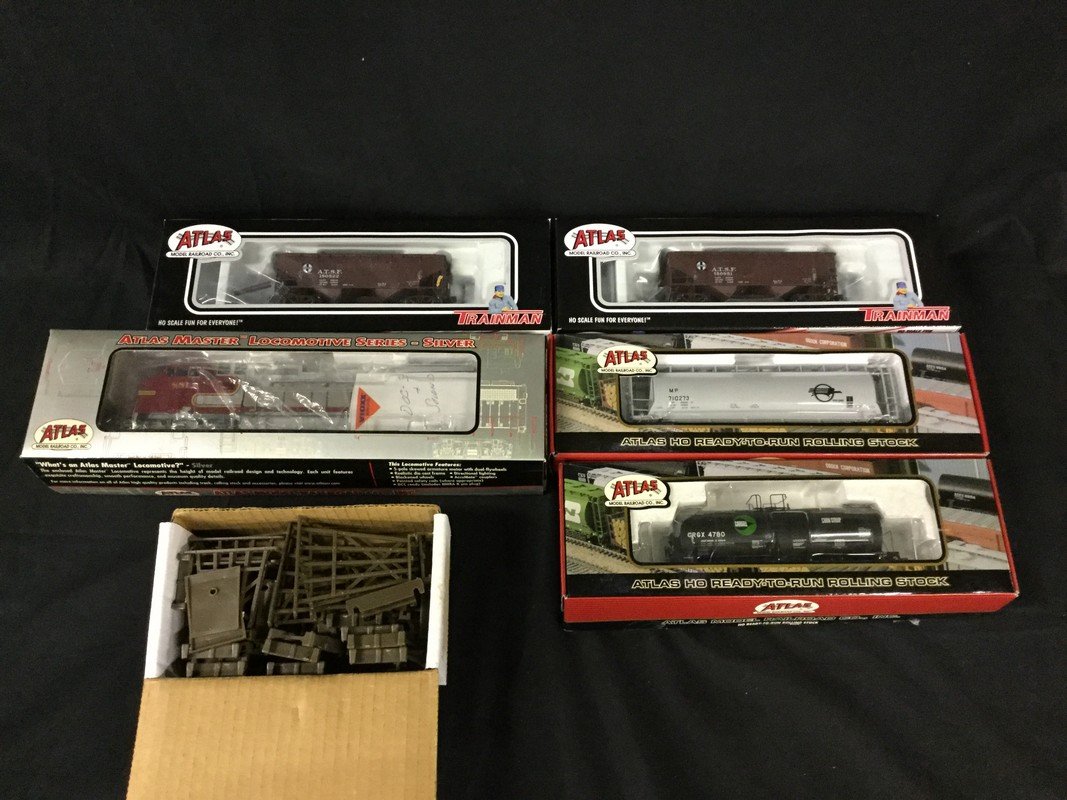 Atlas Model Railroad co. inc Ho scale engine, tank car, (1 of 2)