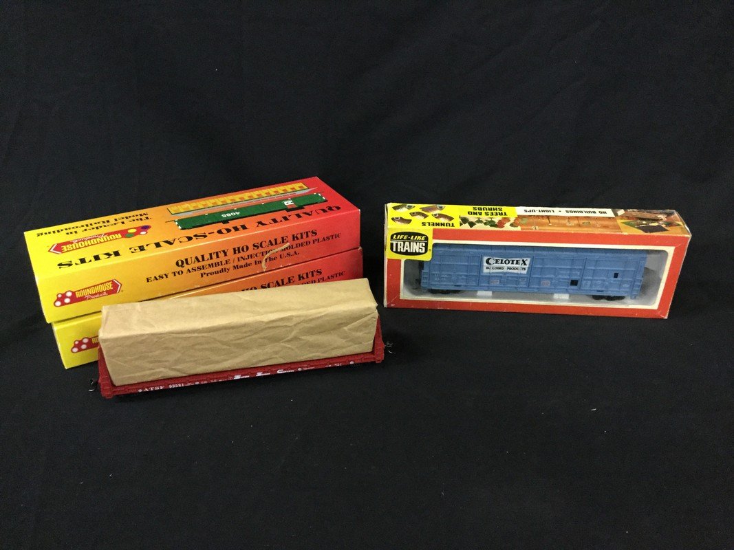Two Roundhouse Ho scale freight cars and Life-Like (1 of 2)