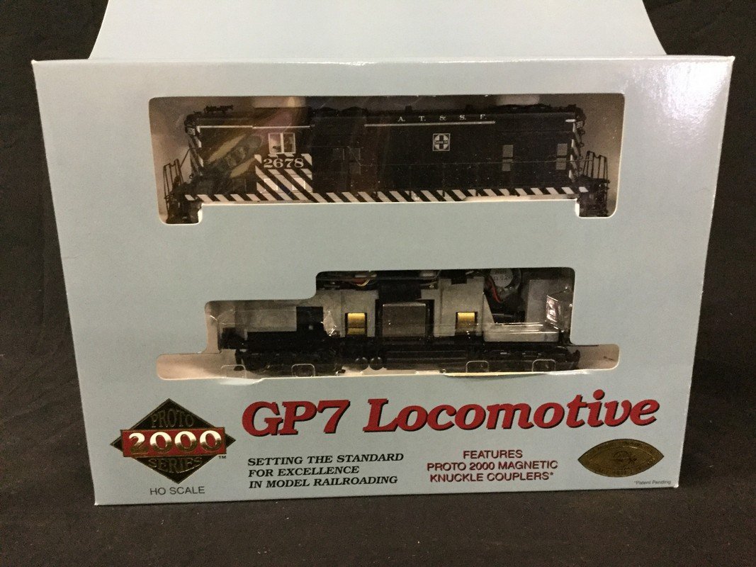 Life-Like Proto Series 2000 GP7 Ho scale engine (1 of 3)