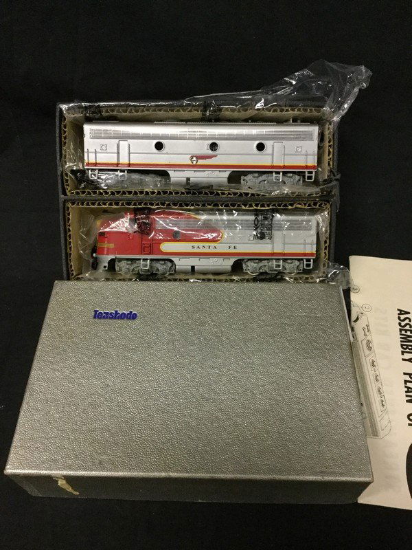 Tenshodo EMD F-9 diesel locomotive and Santa Fe (1 of 2)