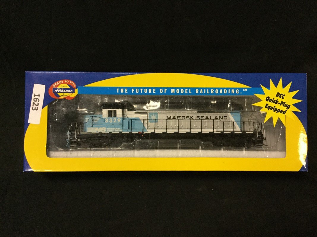 Athearn ready to roll DCC quick plug equipped Maersk (1 of 2)