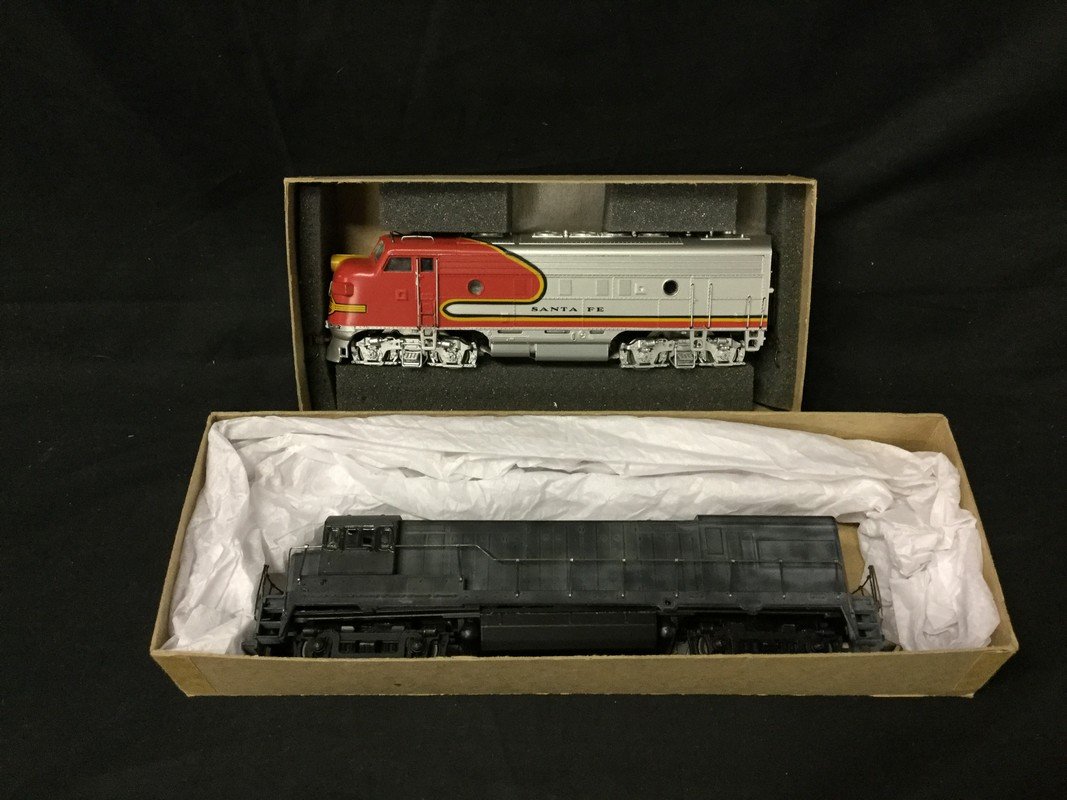 Set of 2 Athearn trains in miniature HO F7A passenger (1 of 2)