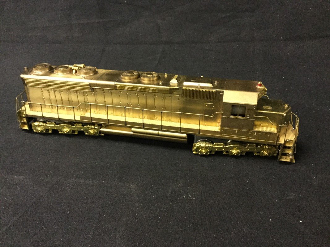 Alco C â€“ 630 High Hood #D â€“ 117 United Locomotive,: Alco C â€“ 630 High Hood #D â€“ 117 United Locomotive, and box car Unpainted. Open box with scuffs taped on the sides.