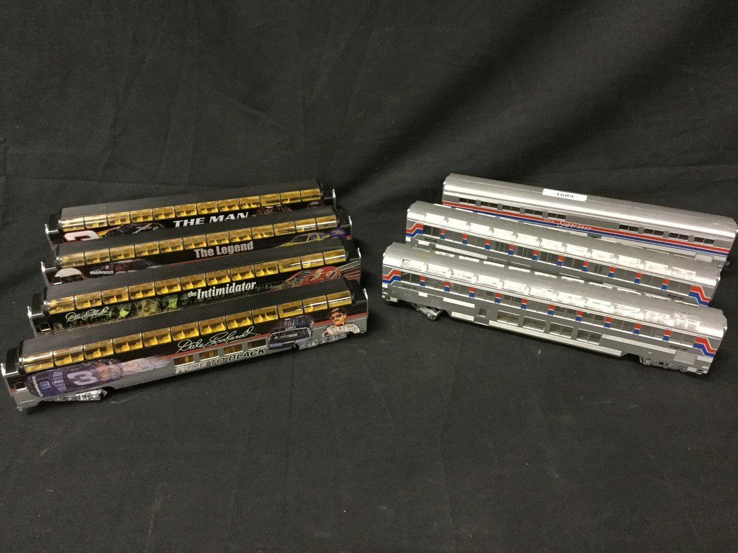 Seven Santa Fe train cars; two lounge cafÃ©s, one (1 of 3)