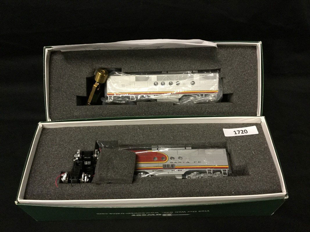 Bowser Santa Fe warbonnet locomotive and tender set (1 of 2)