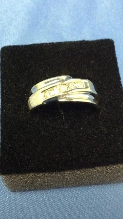 14kt white gold ring with 5 diamonds clarity L2 (1 of 3)