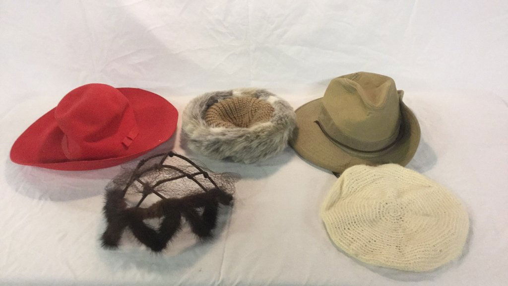 Hat boxes and hats: For hatboxes with handkerchiefs assorted hats and assorted bags