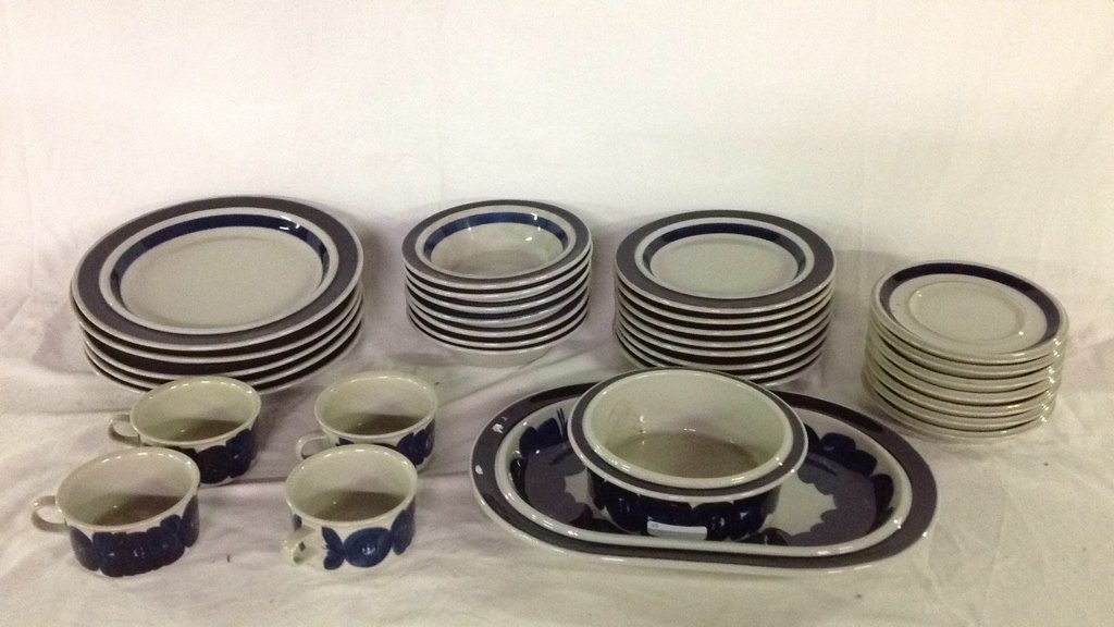Anemone blue Arabia Finland dishes: Anemone blue Arabia Finland dishes. Service of 4 and extras.