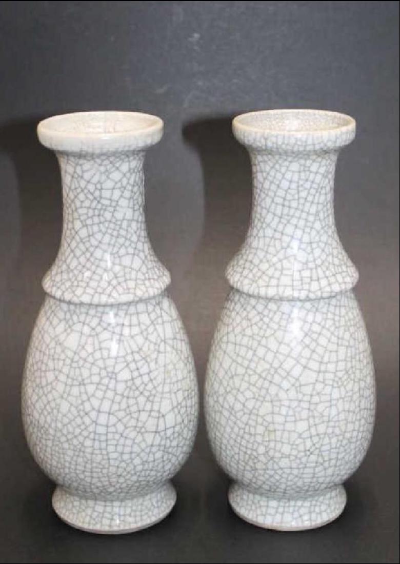 Pair of Chinese Geyao vase (1 of 3)